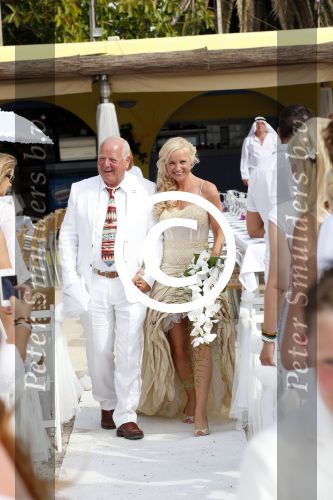 ibiza 12 juli 2013
Jan Reus en Sonja Bakker trouwen bij strandtent Sa Flama op ibiza alle 5 hun kinderen inclusief Bram zijn natuurlijk aanwezig. Sonja met haar vader
Peter Smulders bv