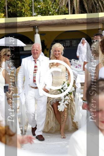 ibiza 12 juli 2013
Jan Reus en Sonja Bakker trouwen bij strandtent Sa Flama op ibiza alle 5 hun kinderen inclusief Bram zijn natuurlijk aanwezig. Sonja met haar vader
Peter Smulders bv