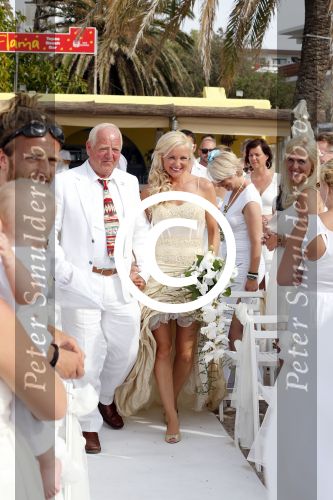 ibiza 12 juli 2013
Jan Reus en Sonja Bakker trouwen bij strandtent Sa Flama op ibiza alle 5 hun kinderen inclusief Bram zijn natuurlijk aanwezig. Sonja met haar vader
Peter Smulders bv