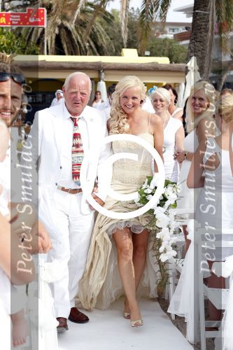 ibiza 12 juli 2013
Jan Reus en Sonja Bakker trouwen bij strandtent Sa Flama op ibiza alle 5 hun kinderen inclusief Bram zijn natuurlijk aanwezig. Sonja met haar vader
Peter Smulders bv