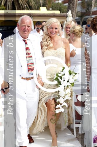 ibiza 12 juli 2013
Jan Reus en Sonja Bakker trouwen bij strandtent Sa Flama op ibiza alle 5 hun kinderen inclusief Bram zijn natuurlijk aanwezig. Sonja met haar vader
Peter Smulders bv