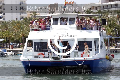 ibiza 14 juli 2013
Jan Reus en Sonja bakker gaan varen met hun kinderen en gasten op een boot en iedereen is verkleed in hippie stijl
Peter Smulders bv