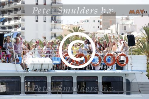 ibiza 14 juli 2013
Jan Reus en Sonja bakker gaan varen met hun kinderen en gasten op een boot en iedereen is verkleed in hippie stijl
Peter Smulders bv