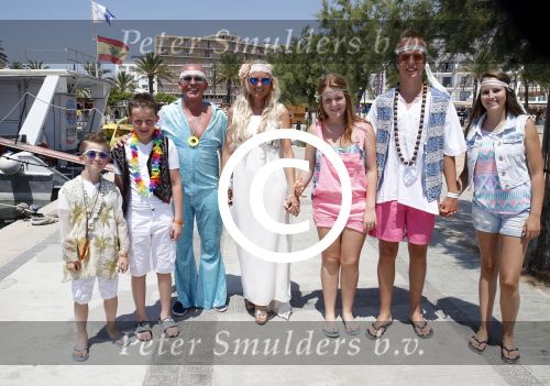 ibiza 14 juli 2013
Jan Reus en Sonja bakker gaan varen met hun kinderen en gasten op een boot en iedereen is verkleed in hippie stijl
Peter Smulders bv