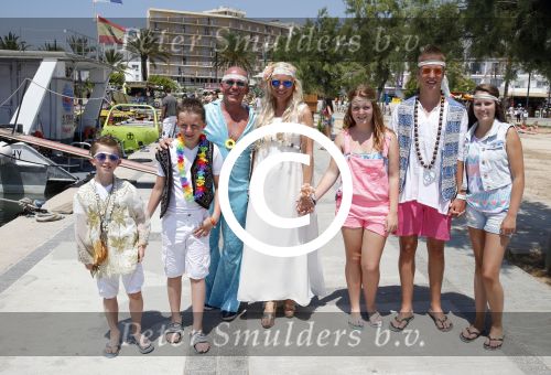ibiza 14 juli 2013
Jan Reus en Sonja bakker gaan varen met hun kinderen en gasten op een boot en iedereen is verkleed in hippie stijl
Peter Smulders bv