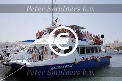 ibiza 14 juli 2013
Jan Reus en Sonja bakker gaan varen met hun kinderen en gasten op een boot en iedereen is verkleed in hippie stijl
Peter Smulders bv