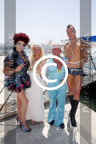 ibiza 14 juli 2013
Jan Reus en Sonja bakker gaan varen met hun kinderen en gasten op een boot en iedereen is verkleed in hippie stijl
Peter Smulders bv