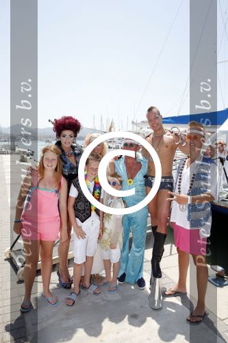 ibiza 14 juli 2013
Jan Reus en Sonja bakker gaan varen met hun kinderen en gasten op een boot en iedereen is verkleed in hippie stijl
Peter Smulders bv