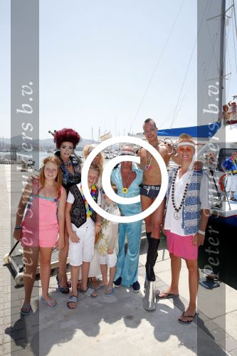 ibiza 14 juli 2013
Jan Reus en Sonja bakker gaan varen met hun kinderen en gasten op een boot en iedereen is verkleed in hippie stijl
Peter Smulders bv