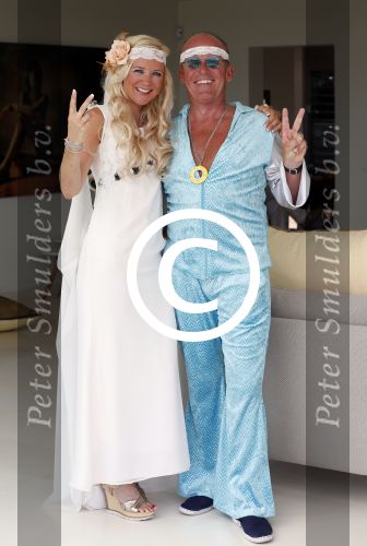 ibiza 14 juli 2013
Jan Reus en Sonja bakker gefotografeerd in hun villa met hun kinderen en opa.
Peter Smulders bv