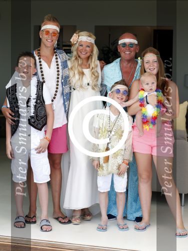ibiza 14 juli 2013
Jan Reus en Sonja bakker gefotografeerd in hun villa met hun kinderen en opa.
Peter Smulders bv