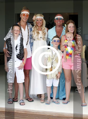 ibiza 14 juli 2013
Jan Reus en Sonja bakker gefotografeerd in hun villa met hun kinderen en opa.
Peter Smulders bv