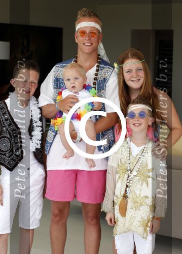 ibiza 14 juli 2013
Jan Reus en Sonja bakker gefotografeerd in hun villa met hun kinderen en opa.
Peter Smulders bv