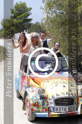 ibiza 14 juli 2013
Jan Reus en Sonja bakker gefotografeerd in hun villa met hun kinderen en opa.
Peter Smulders bv