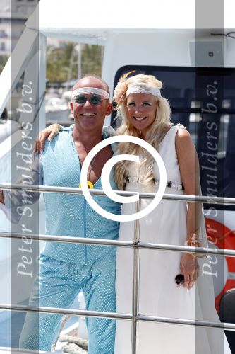 ibiza 14 juli 2013
Jan Reus en Sonja bakker gaan varen met hun kinderen en gasten op een boot en iedereen is verkleed in hippie stijl
Peter Smulders bv