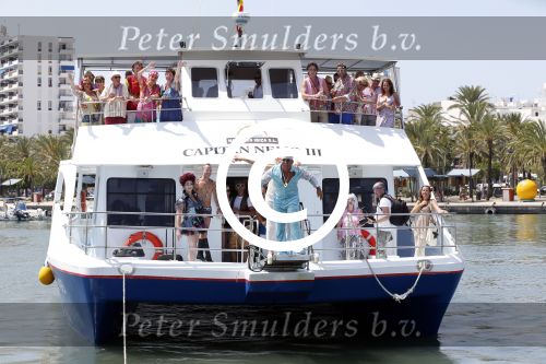 ibiza 14 juli 2013
Jan Reus en Sonja bakker gaan varen met hun kinderen en gasten op een boot en iedereen is verkleed in hippie stijl
Peter Smulders bv
