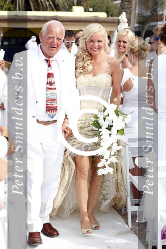 ibiza 12 juli 2013
Jan Reus en Sonja Bakker trouwen bij strandtent Sa Flama op ibiza alle 5 hun kinderen inclusief Bram zijn natuurlijk aanwezig. Sonja met haar vader
Peter Smulders bv