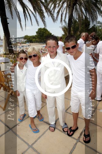 ibiza 12 juli 2013
Jan Reus en Sonja Bakker trouwen bij strandtent Sa Flama op ibiza alle 5 hun kinderen inclusief Bram zijn natuurlijk aanwezig.
Peter Smulders bv