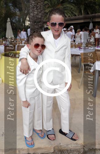 ibiza 12 juli 2013
Jan Reus en Sonja Bakker trouwen bij strandtent Sa Flama op ibiza alle 5 hun kinderen inclusief Bram zijn natuurlijk aanwezig.
Peter Smulders bv