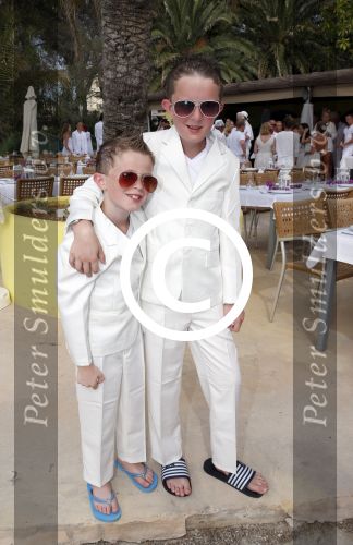 ibiza 12 juli 2013
Jan Reus en Sonja Bakker trouwen bij strandtent Sa Flama op ibiza alle 5 hun kinderen inclusief Bram zijn natuurlijk aanwezig.
Peter Smulders bv