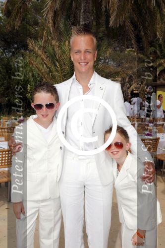 ibiza 12 juli 2013
Jan Reus en Sonja Bakker trouwen bij strandtent Sa Flama op ibiza alle 5 hun kinderen inclusief Bram zijn natuurlijk aanwezig.
Peter Smulders bv