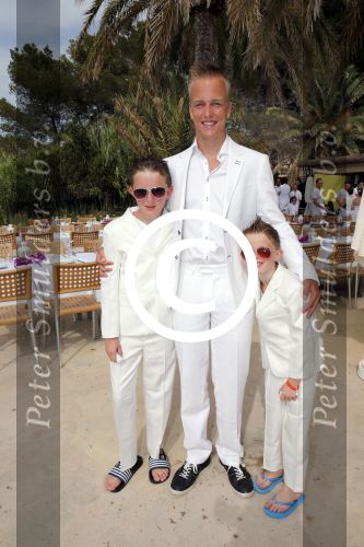 ibiza 12 juli 2013
Jan Reus en Sonja Bakker trouwen bij strandtent Sa Flama op ibiza alle 5 hun kinderen inclusief Bram zijn natuurlijk aanwezig.
Peter Smulders bv