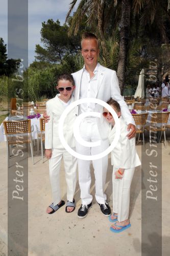 ibiza 12 juli 2013
Jan Reus en Sonja Bakker trouwen bij strandtent Sa Flama op ibiza alle 5 hun kinderen inclusief Bram zijn natuurlijk aanwezig.
Peter Smulders bv
