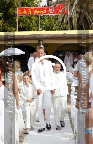 ibiza 12 juli 2013
Jan Reus en Sonja Bakker trouwen bij strandtent Sa Flama op ibiza alle 5 hun kinderen inclusief Bram zijn natuurlijk aanwezig.
Peter Smulders bv
