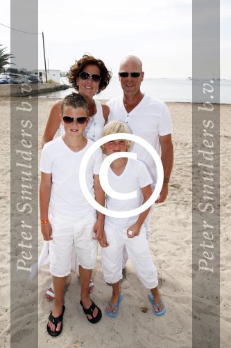 ibiza 12 juli 2013
Jan Reus en Sonja Bakker trouwen bij strandtent Sa Flama op ibiza alle 5 hun kinderen inclusief Bram zijn natuurlijk aanwezig.
Peter Smulders bv
