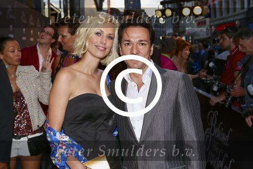 AMSTERDAM - Bij het Tuschinski Theater is de premiere van Behind the Candelabra. Met op de rode loper  Spiros Chalos met partner Lisa Chalos-Oostwoud.