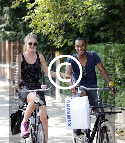 Amsterdam 23 juli 2013
Doutzen Kroes en Sunnery James op de fiets in Amsterdam.
Peter Smulders bv