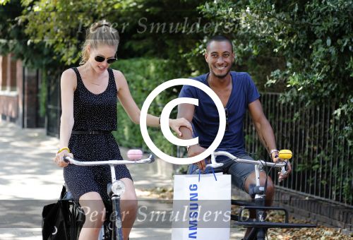 Amsterdam 23 juli 2013
Doutzen Kroes en Sunnery James op de fiets in Amsterdam.
Peter Smulders bv