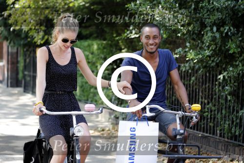 Amsterdam 23 juli 2013
Doutzen Kroes en Sunnery James op de fiets in Amsterdam.
Peter Smulders bv