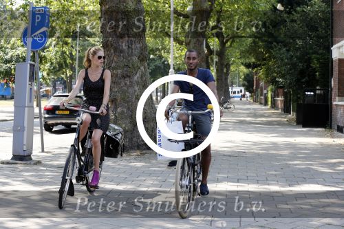 Amsterdam 23 juli 2013
Doutzen Kroes en Sunnery James op de fiets in Amsterdam.
Peter Smulders bv