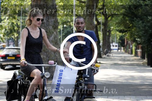 Amsterdam 23 juli 2013
Doutzen Kroes en Sunnery James op de fiets in Amsterdam.
Peter Smulders bv
