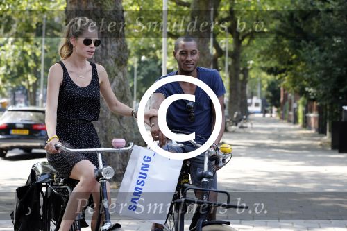 Amsterdam 23 juli 2013
Doutzen Kroes en Sunnery James op de fiets in Amsterdam.
Peter Smulders bv