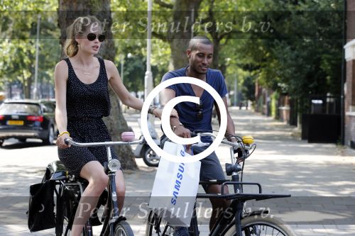 Amsterdam 23 juli 2013
Doutzen Kroes en Sunnery James op de fiets in Amsterdam.
Peter Smulders bv