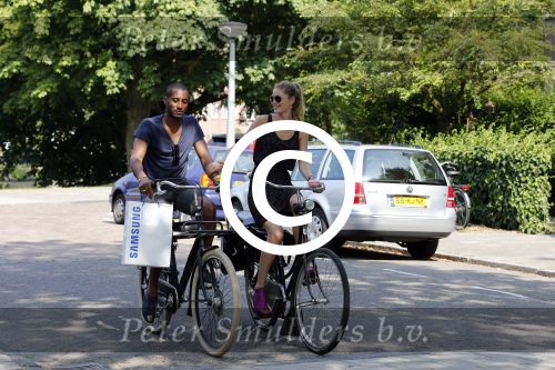 Amsterdam 23 juli 2013
Doutzen Kroes en Sunnery James op de fiets in Amsterdam.
Peter Smulders bv