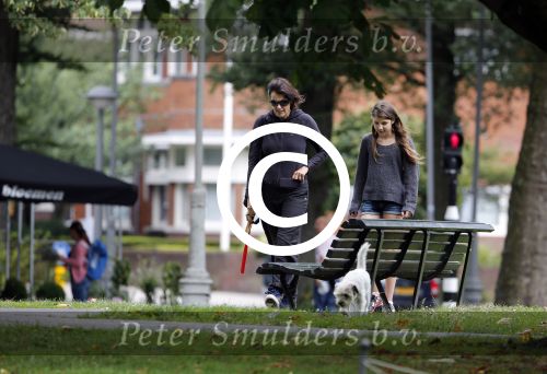 Amsterdam 10 augustus 2013
Susan Visser wandelend met dochter en hondje in amsterdam zuid.
Peter Smulders bv