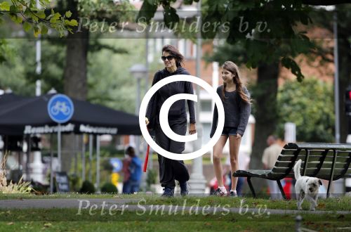 Amsterdam 10 augustus 2013
Susan Visser wandelend met dochter en hondje in amsterdam zuid.
Peter Smulders bv