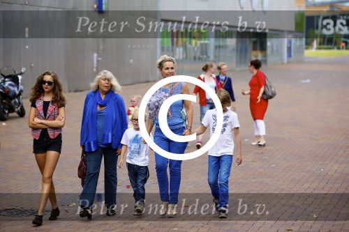 AMSTERDAM - Bij PathÃ© ArenA is de filmpremiÃ¨re De Smurfen II. Met op de foto  Tanja Jess met haar zonen Billy en Bobby.
