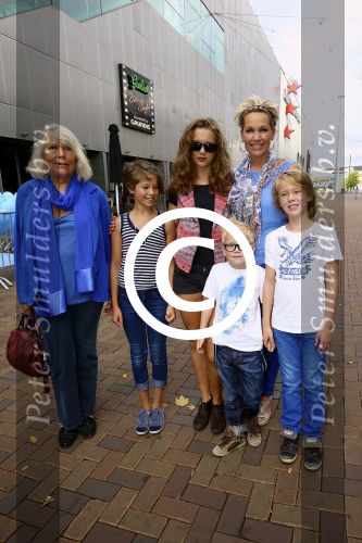 AMSTERDAM - Bij PathÃ© ArenA is de filmpremiÃ¨re De Smurfen II. Met op de foto  Tanja Jess met haar zonen Billy en Bobby.