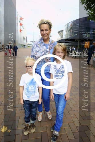 AMSTERDAM - Bij PathÃ© ArenA is de filmpremiÃ¨re De Smurfen II. Met op de foto  Tanja Jess met haar zonen Billy en Bobby.