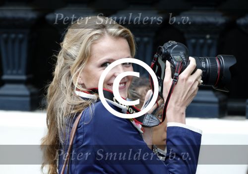 Amsterdam 24 juni 2013
Rihanna verlaat het Amstel hotel en laat haar beveiliging een fan ophalen om met haar mee te rijden in de auto. Tessa v Hoof
Peter Smulders bv