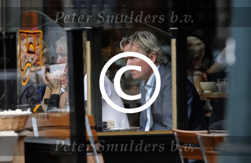 Amsterdam 2 juli 2013
Tom Egbers met een vriendin op terras.
Peter Smulders bv
