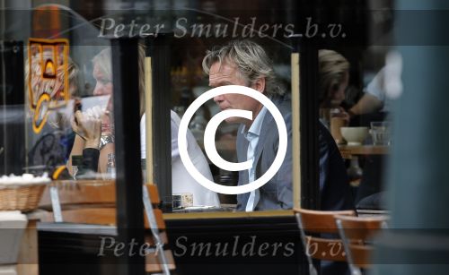 Amsterdam 2 juli 2013
Tom Egbers met een vriendin op terras.
Peter Smulders bv