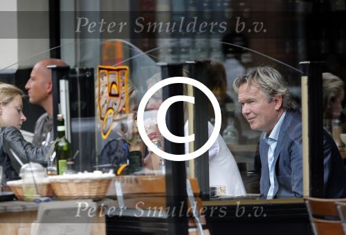 Amsterdam 2 juli 2013
Tom Egbers met een vriendin op terras.
Peter Smulders bv