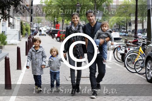 Amsterdam 27 juni 2013
Toriya Vaughan Haoud en haar man Greg Vaughan met hun kinderen op vakantie in Amsterdam.
Peter Smulders bv
