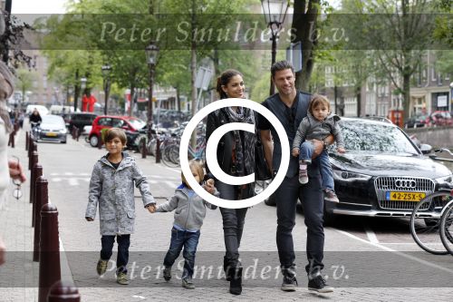 Amsterdam 27 juni 2013
Toriya Vaughan Haoud en haar man Greg Vaughan met hun kinderen op vakantie in Amsterdam.
Peter Smulders bv