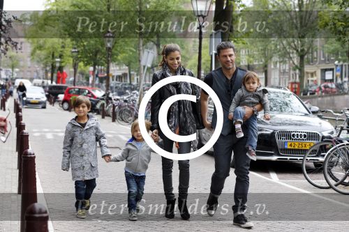 Amsterdam 27 juni 2013
Toriya Vaughan Haoud en haar man Greg Vaughan met hun kinderen op vakantie in Amsterdam.
Peter Smulders bv